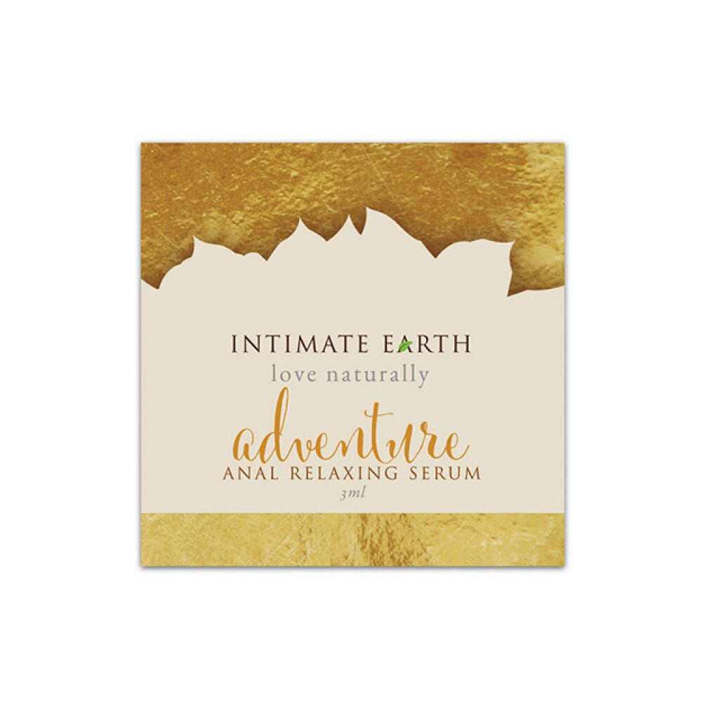 Etikett mit Produktnamen und Schriftzug. Goldfarbener Hintergrund. Text: Intimate Earth, love naturally, adventure, Anal Relaxing Serum, 3ml.