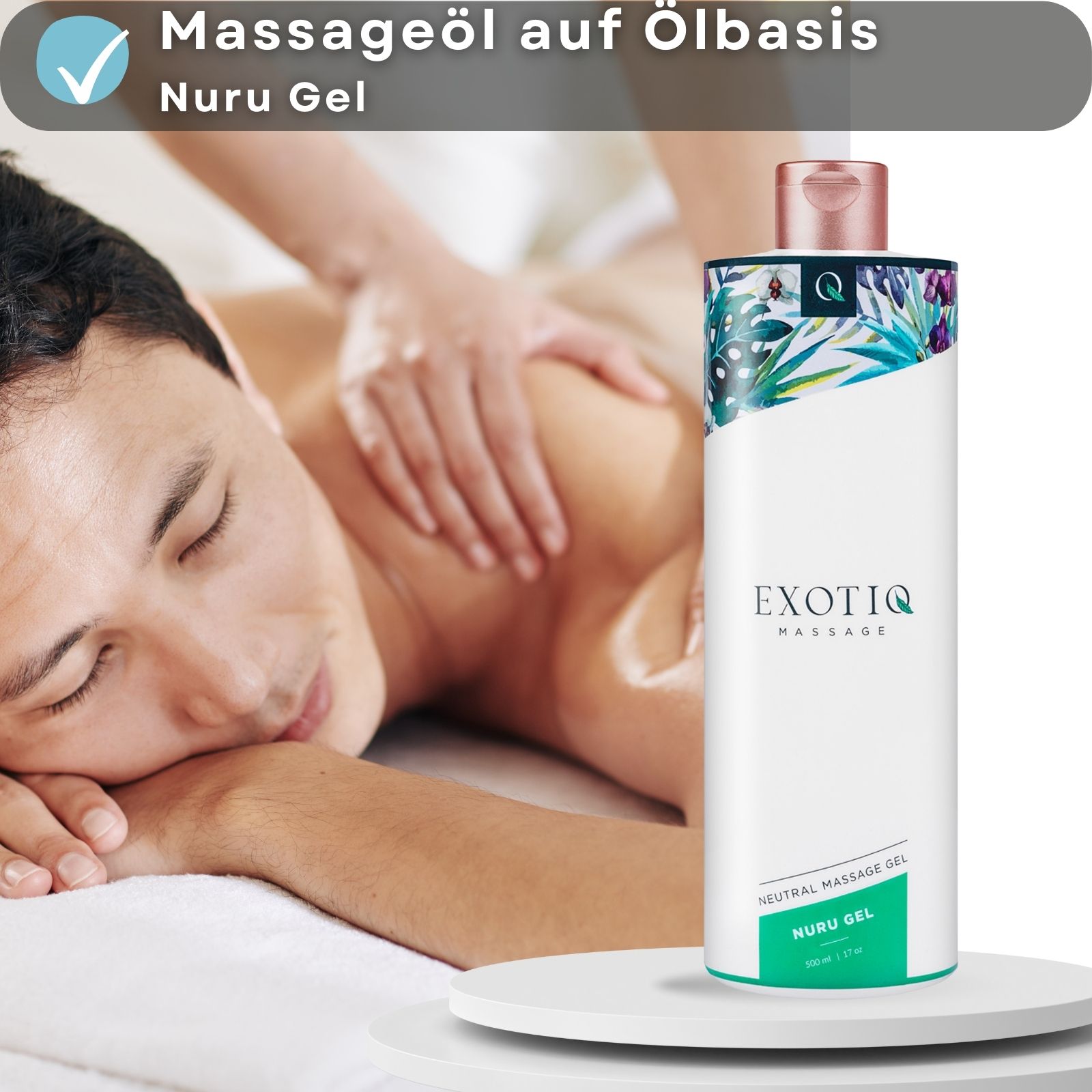 Mann bekommt Massage. Flasche mit weißem Etikett. Aufschrift: EXOTIQ MASSAGE. Rosa Deckel.