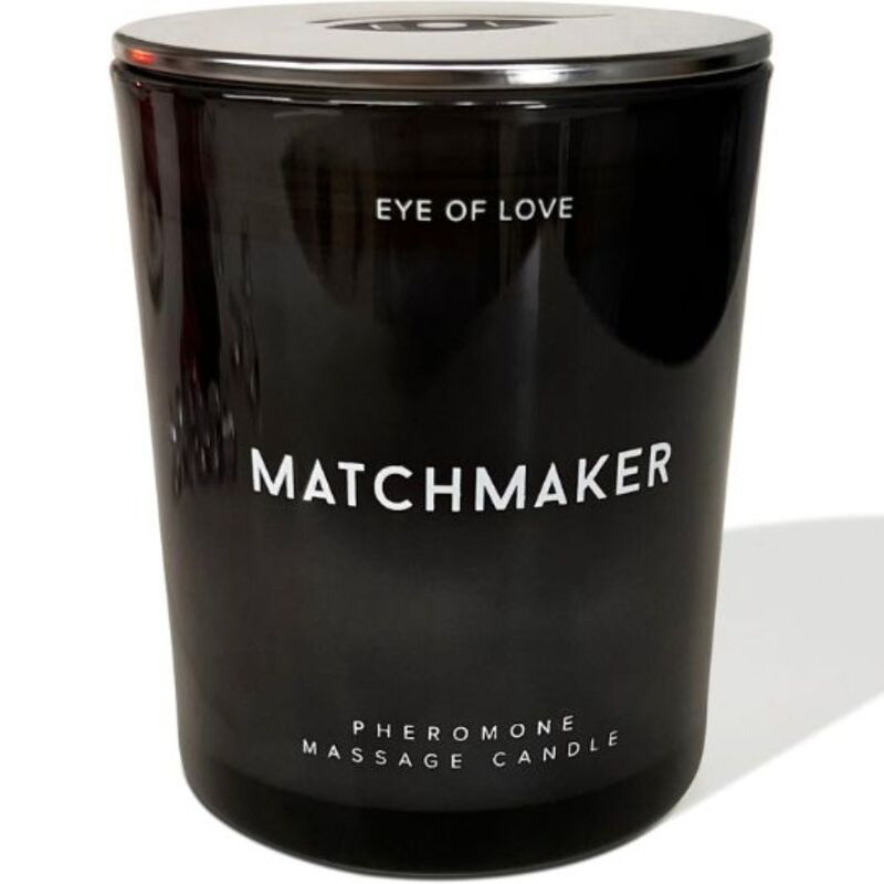 Schwarze Kerze mit silbernem Deckel. Aufschrift: EYE OF LOVE, MATCHMAKER, PHEROMONE MASSAGE CANDLE.