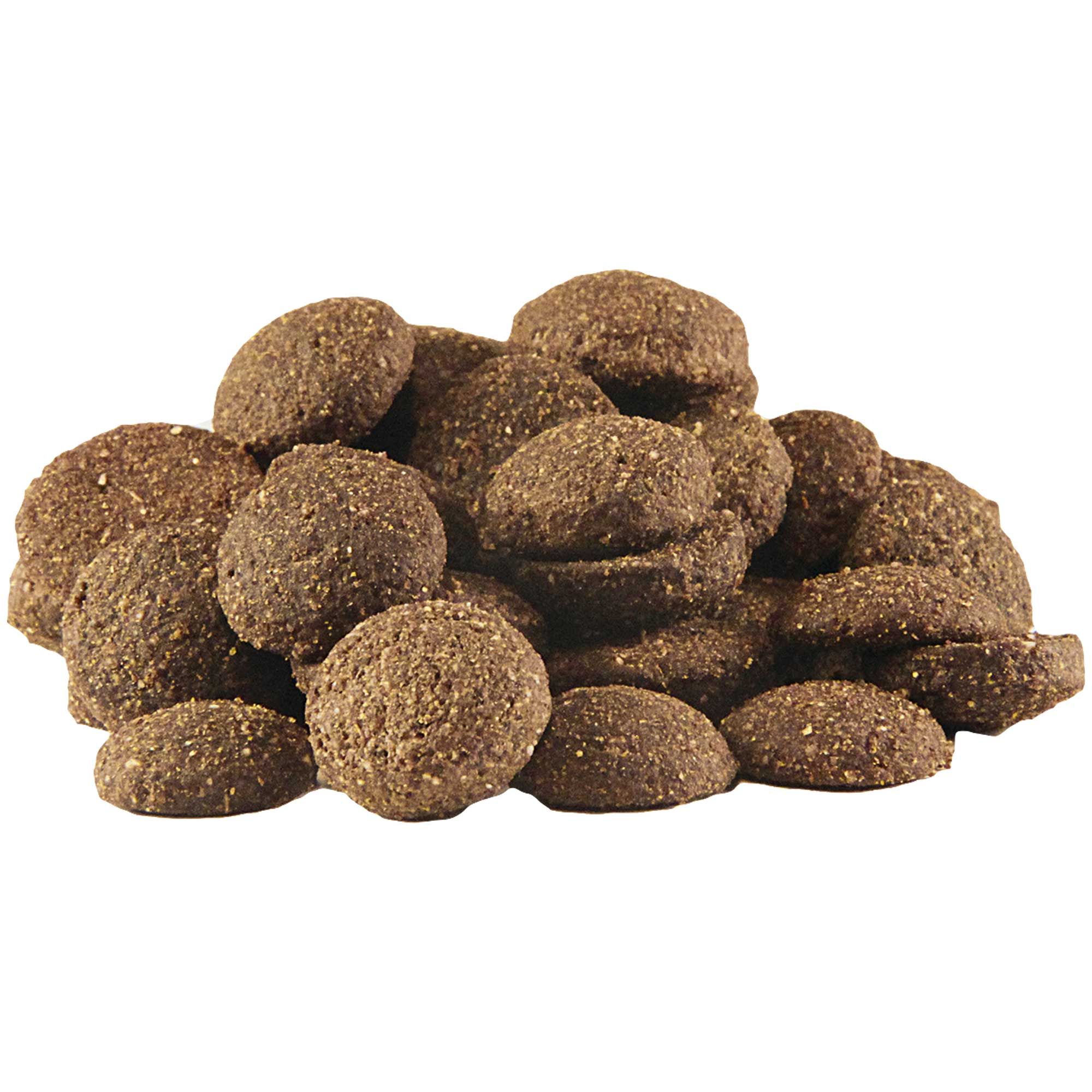 Haufen von runden, braunen Trockenfutter-Kroketten. Körnige Textur. Unterschiedliche Größen.