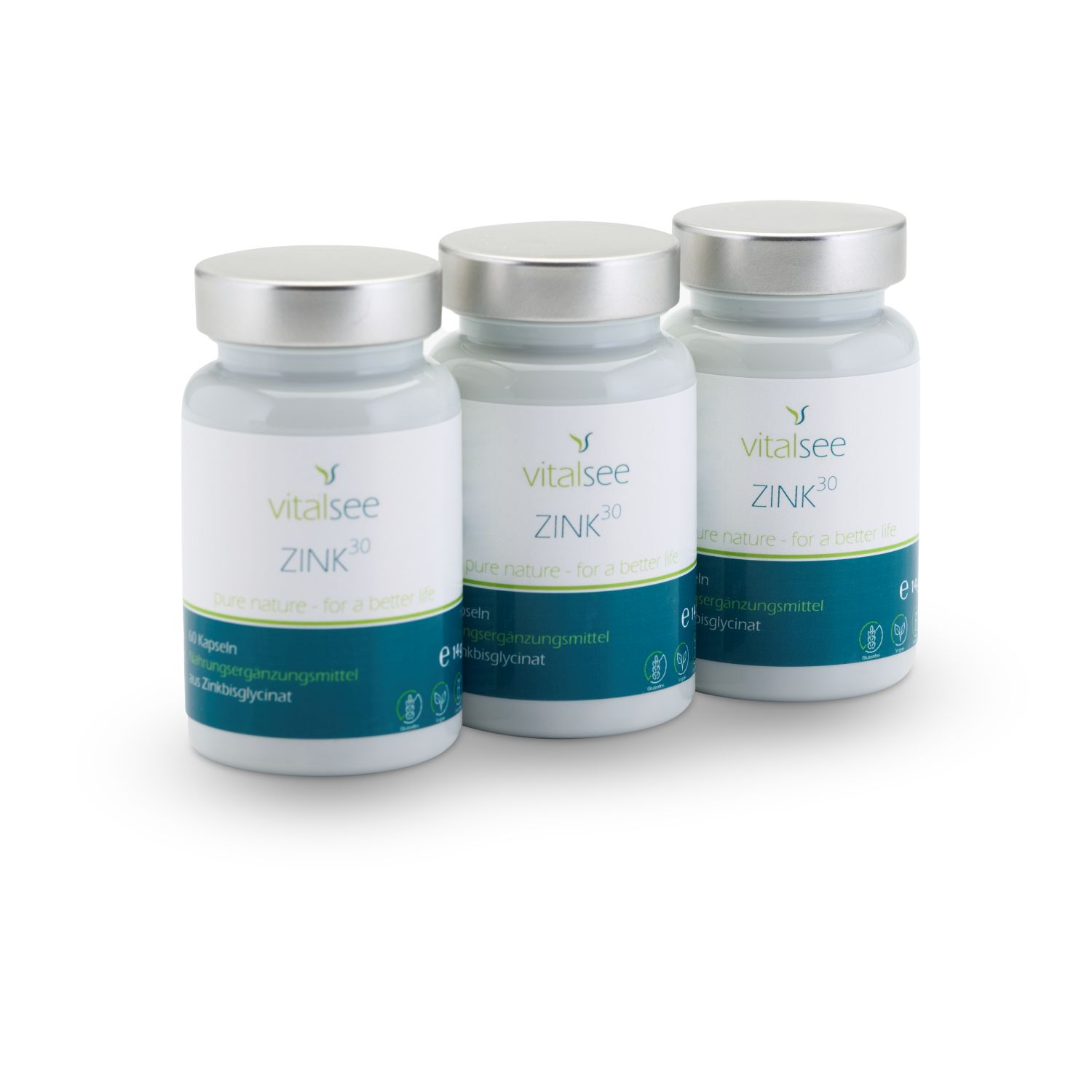 Drei Flaschen Vitalsee ZINK 30. Weiße Flaschen mit silbernen Deckeln und Etiketten. Aufschrift ZINK 30 und Vitalsee.