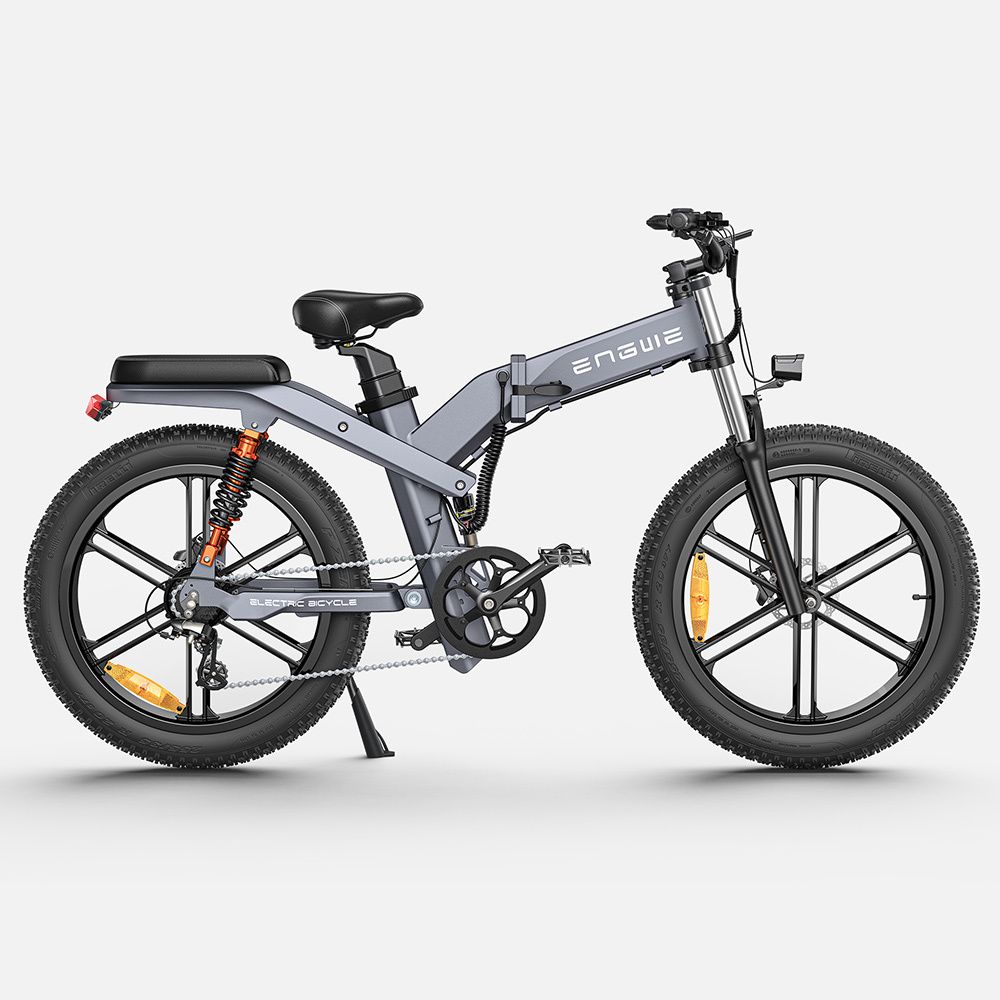 Graue, zusammenklappbare E-Bike. Schwarze Reifen, Sattel und Lenker. Orangefarbene Federung. Marke ENGWE.
