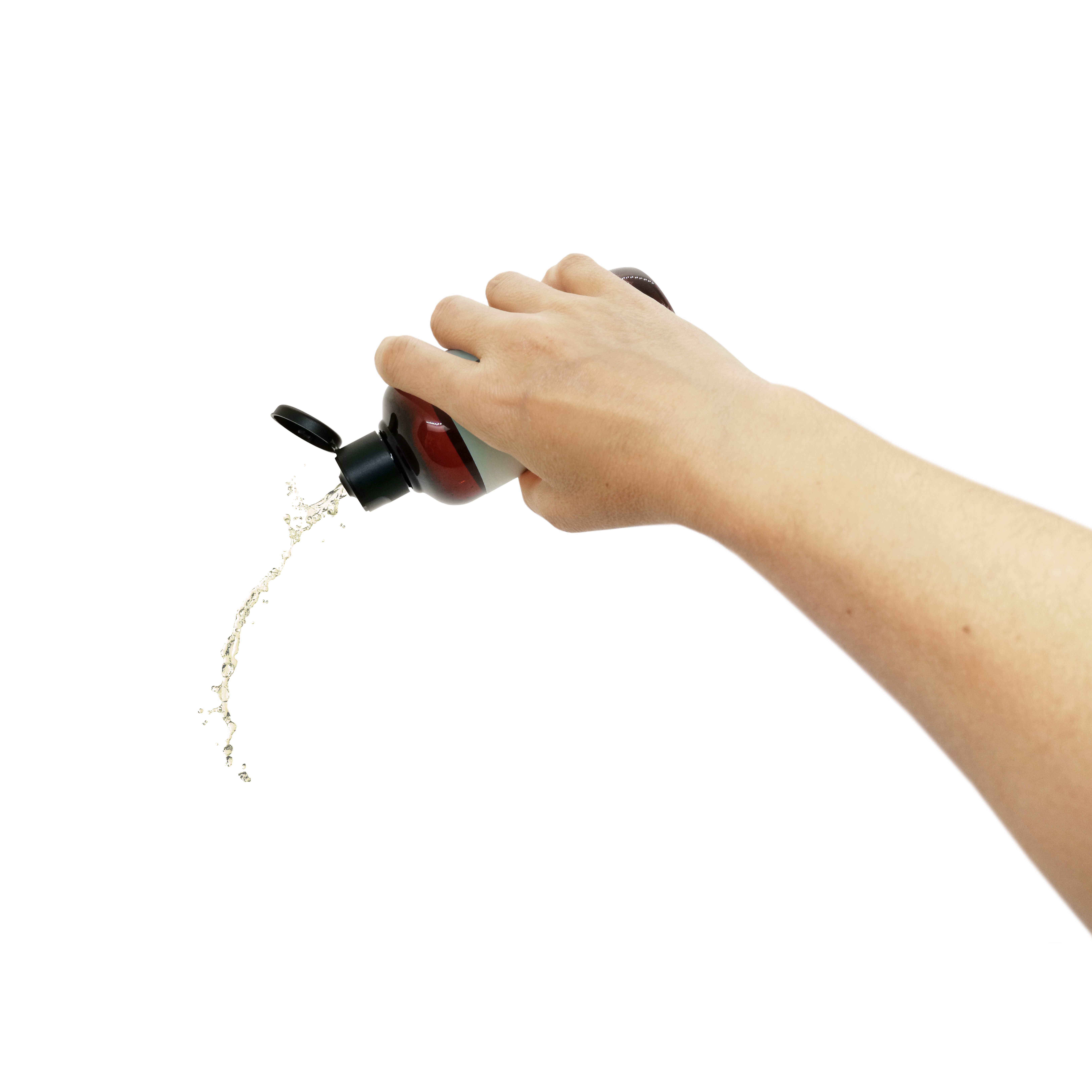 Hand hält Flasche, Flüssigkeit wird ausgegossen. Schwarzer Deckel, braune Flasche.