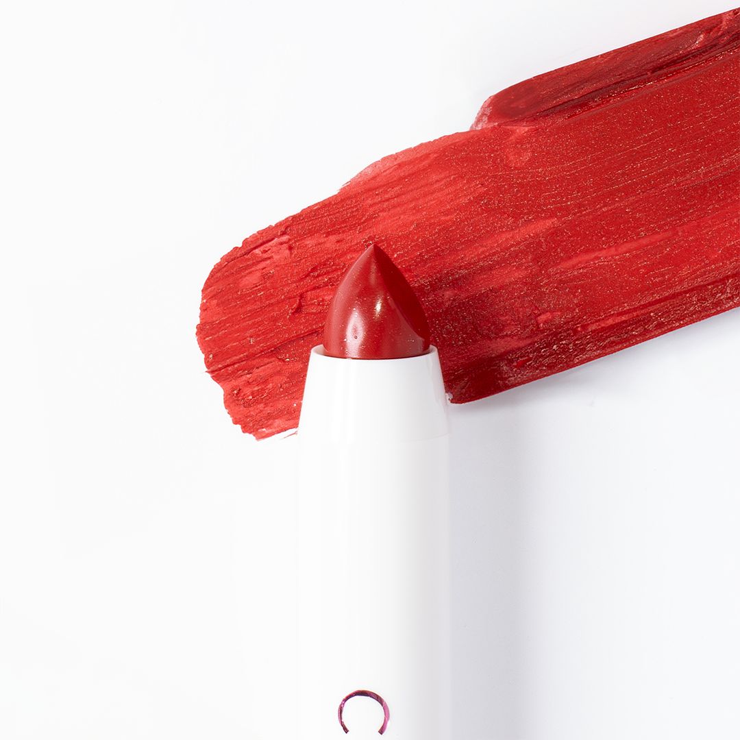 Nahaufnahme eines Cosline Lippenstifts mit einem roten Farbauftrag.