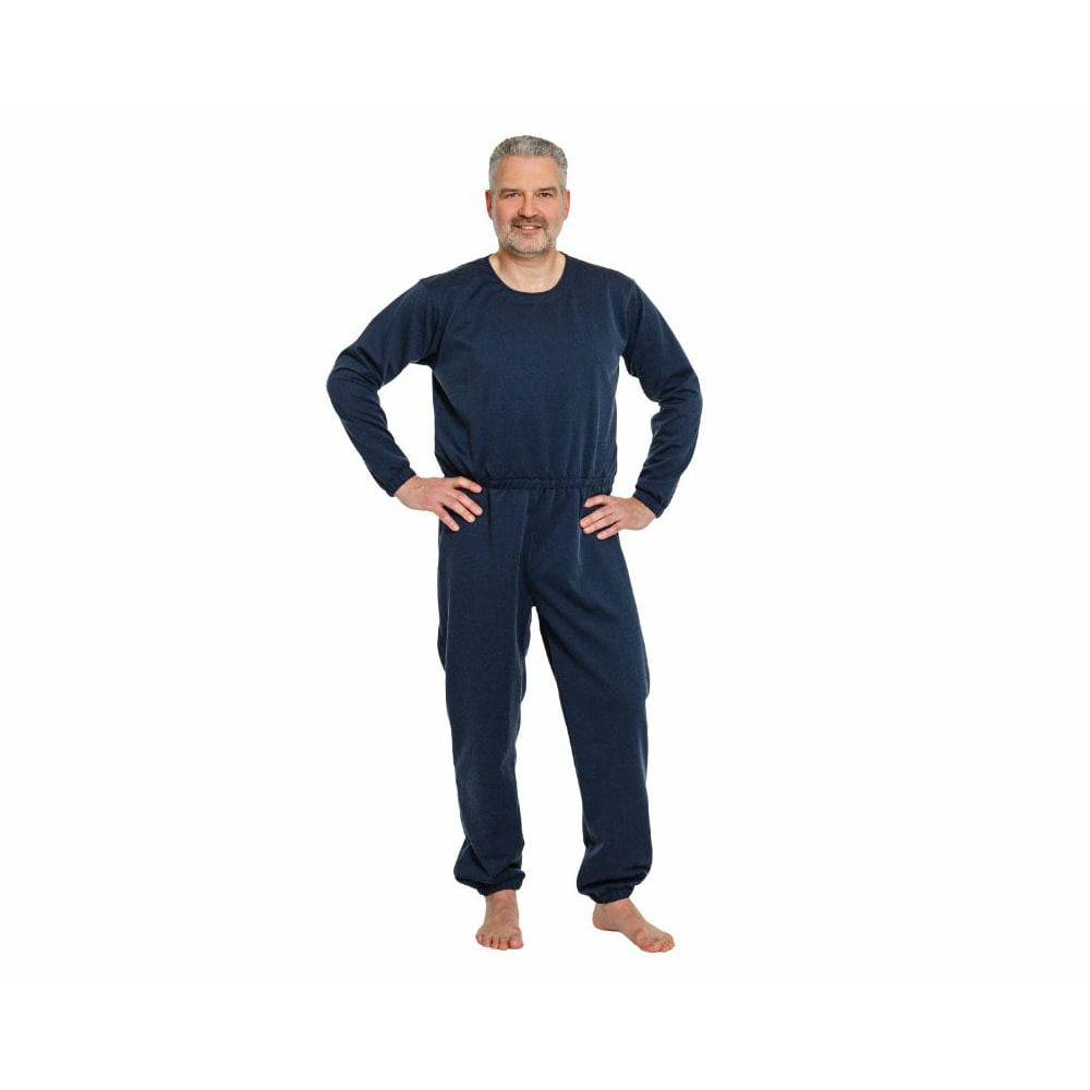 Pflegeoverall, dunkelblau. Langärmlig, mit Gummizug an Taille und Knöcheln. Mann steht barfuß.