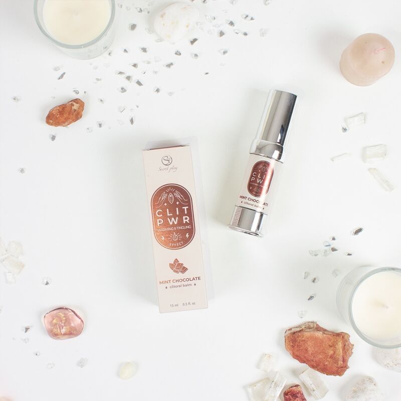 Zylinderförmiges Produkt und Verpackung. Auf weißer Oberfläche. Mit Kerzen und Dekoration.