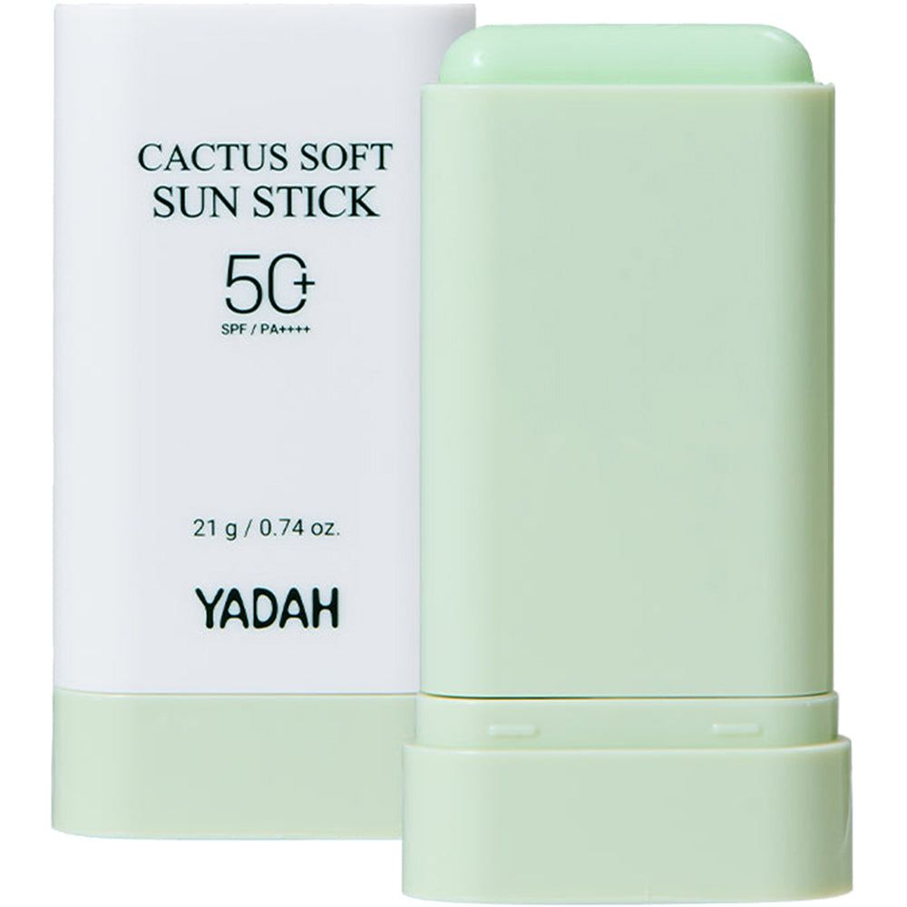 Ein weißer Sonnenschutzstift mit grüner Unterseite, geöffnet. Auf dem Stift steht 'CACTUS SOFT SUN STICK 50' und 'YADAH'.