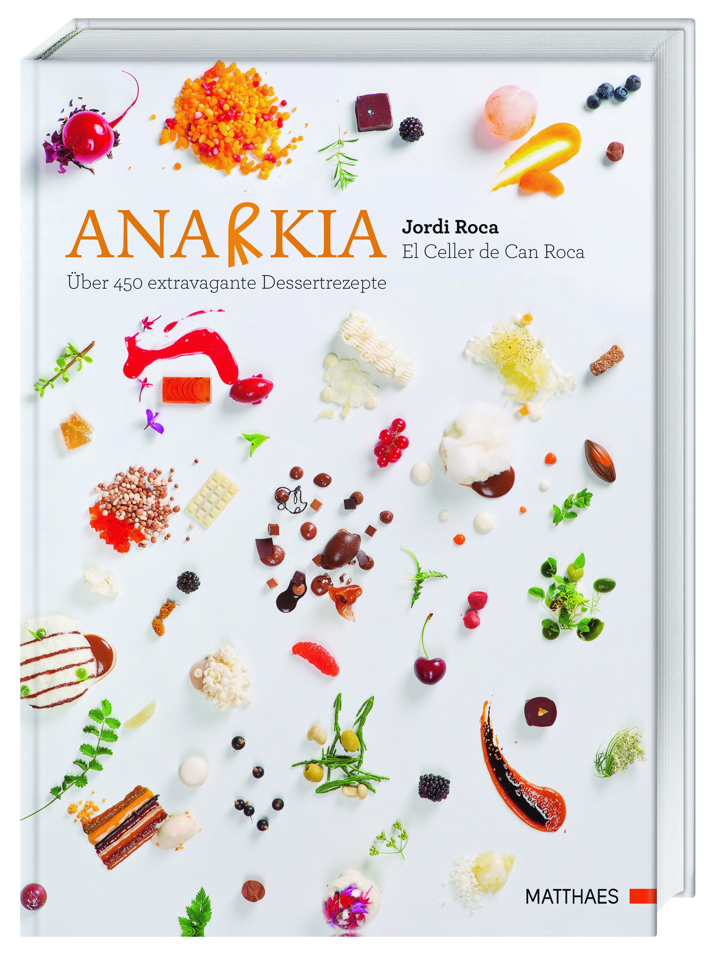Buchcover mit dem Titel "ANARKIA". Über 450 extravagante Dessertrezepte. Autor: Jordi Roca. Verlag: Mattheaes. Verschiedene Zutaten.