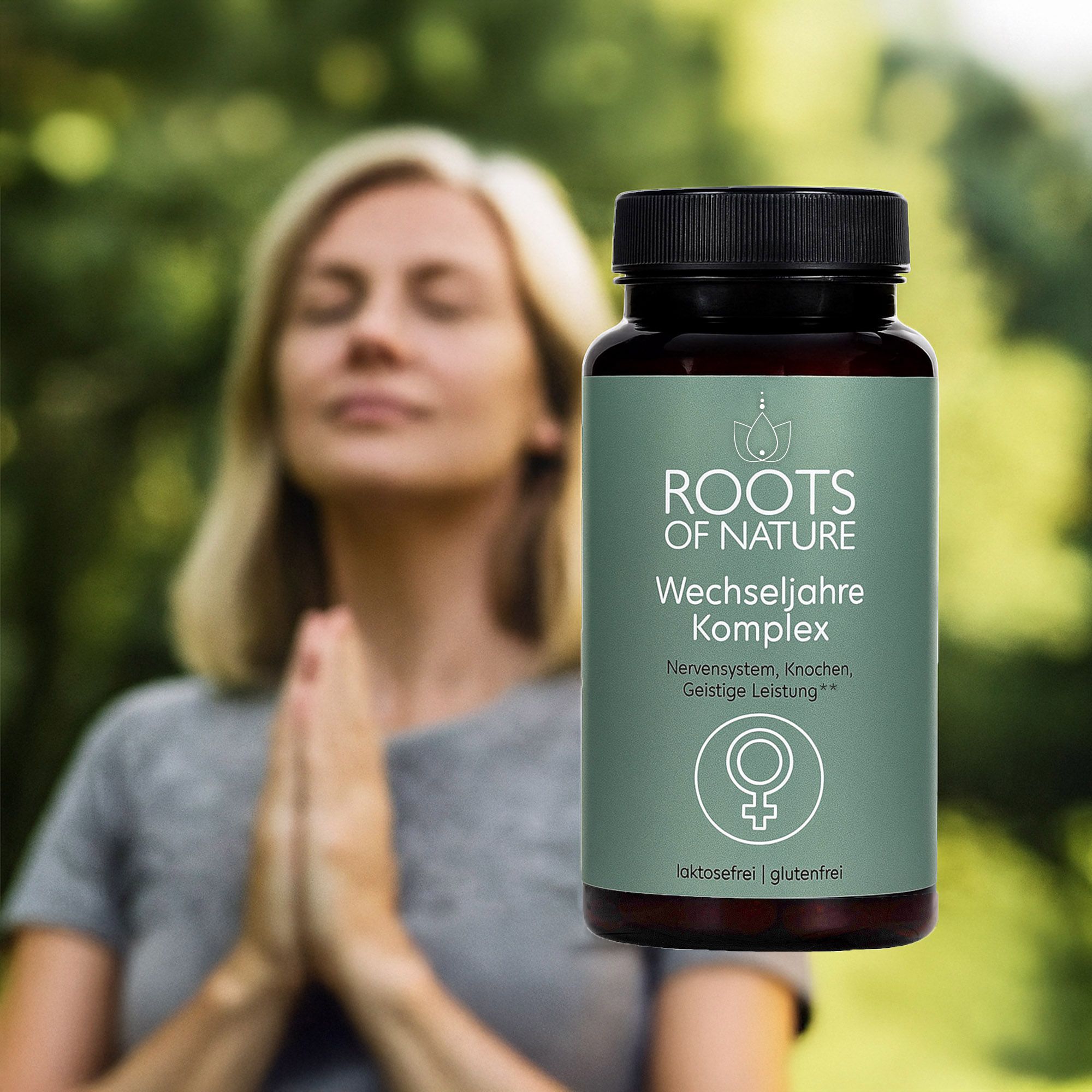 Eine Frau meditiert neben einer Flasche ROOTS OF NATURE Wechseljahre Komplex. Das Produkt hat ein grünes Etikett.