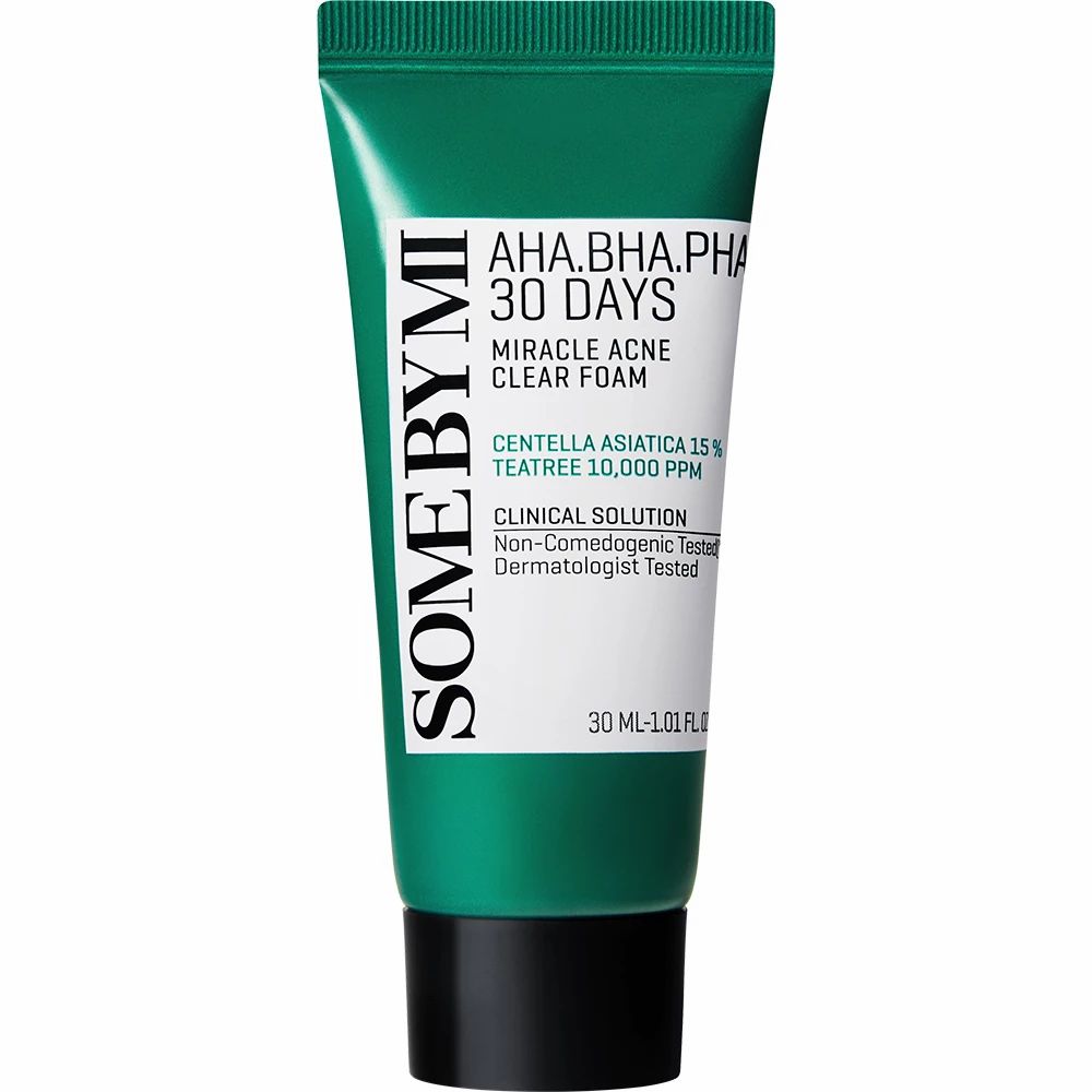 Grüne Tube mit schwarzem Deckel. Text: AHA.BHA.PHA 30 DAYS MIRACLE ACNE CLEAR FOAM. Marke: SOME BY MI.