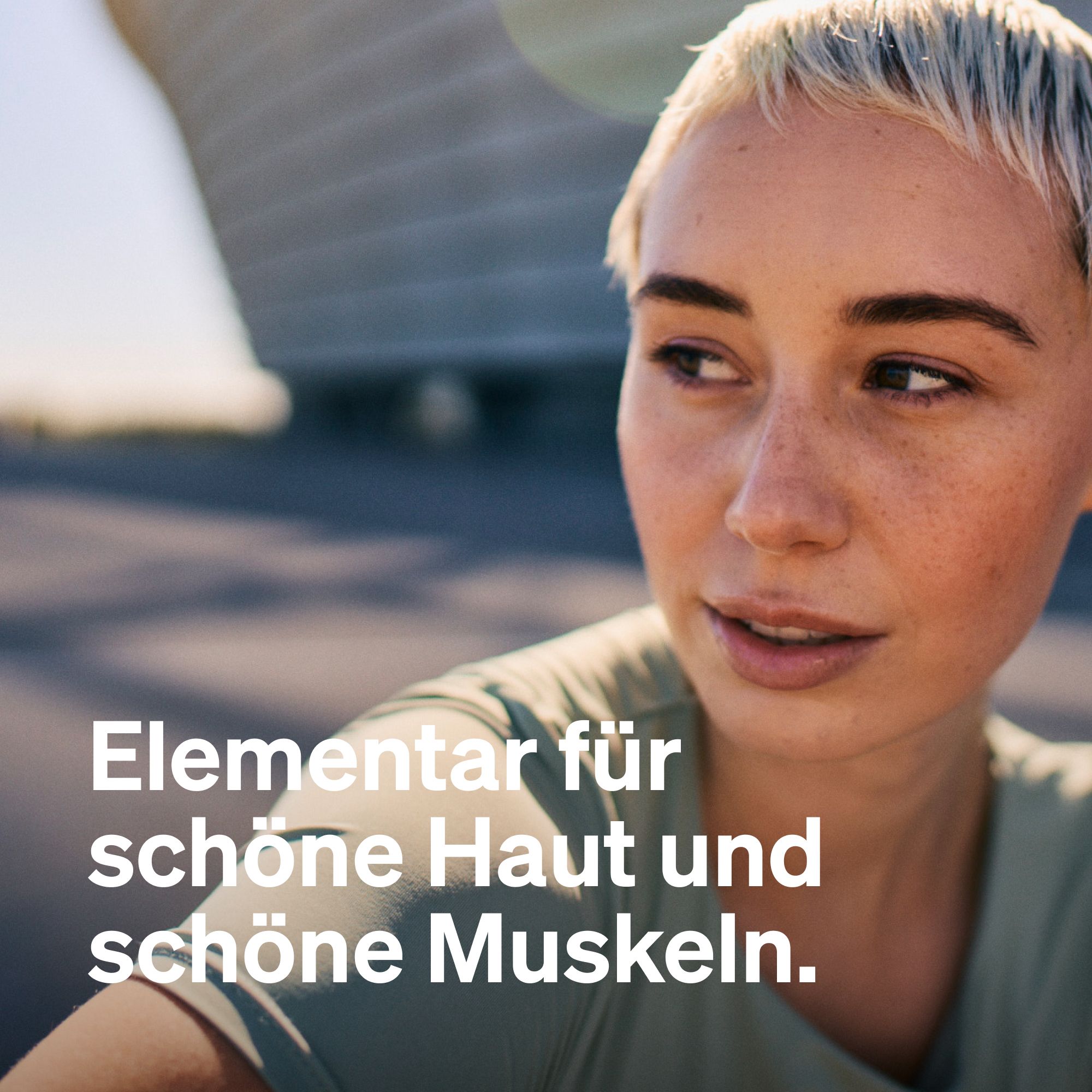 Porträt einer Frau mit blonden Haaren. Text: Elementar für schöne Haut und schöne Muskeln.