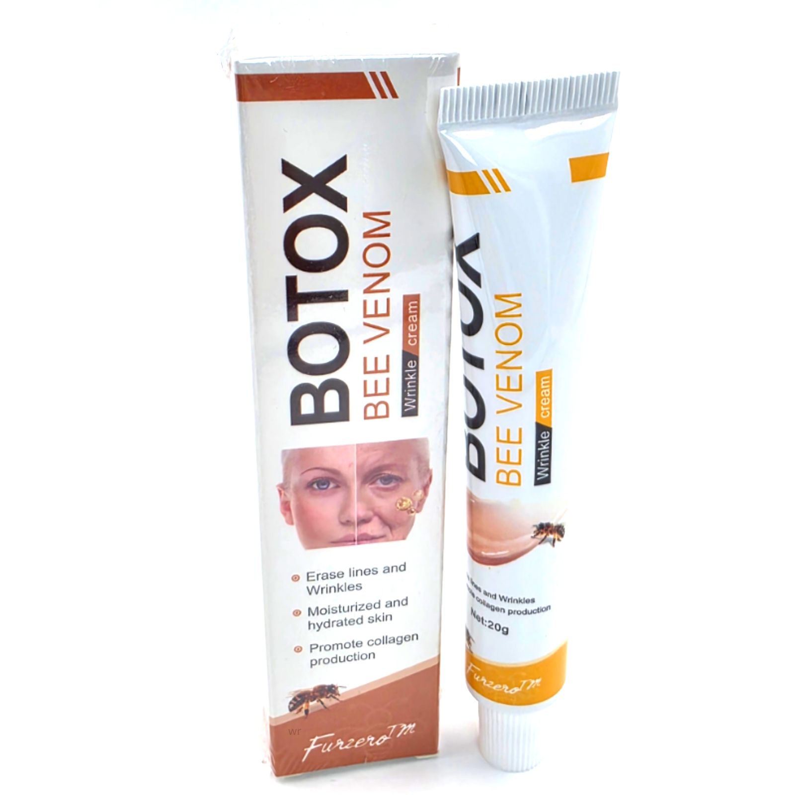Zwei Tuben Botox Bee Venom Creme. Eine Tube steht, die andere liegt. Aufschrift: Botox Bee Venom, gegen Falten. Abbildung eines Gesichts.