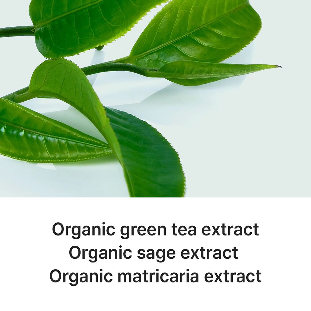 Grüne Blätter mit Text: "Organic green tea extract", "Organic sage extract", "Organic matricaria extract".