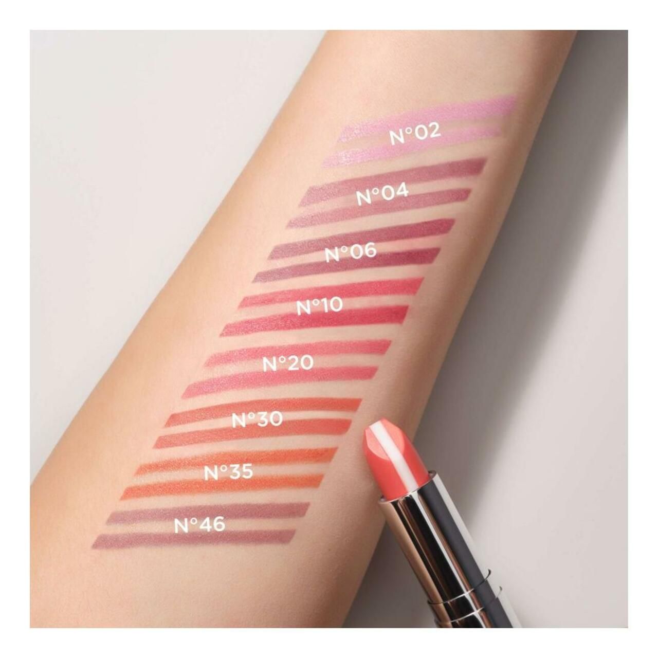 Arm mit Lippenstift-Swatches. Verschiedene Farbtöne, nummeriert von 02 bis 46. Ein Lippenstift ist sichtbar.