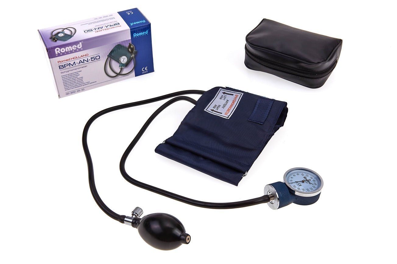 Aneroid-Blutdruckmessgerät mit Manschette, Manometer, Birne und schwarzer Tasche. Romed-Verpackung sichtbar.