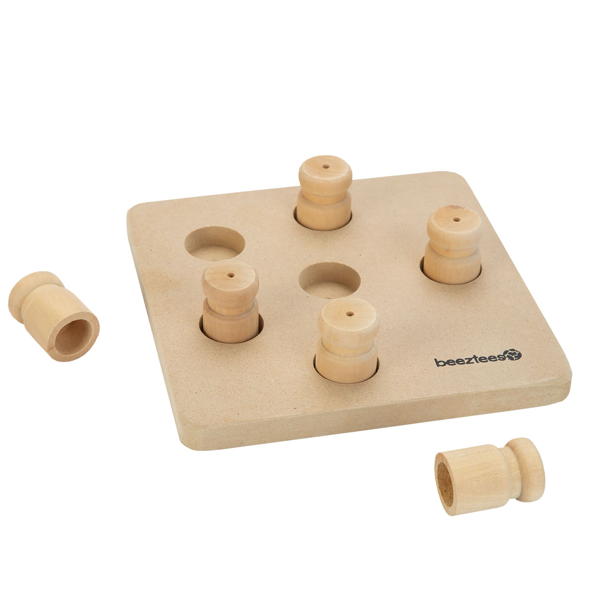 Holzbrett mit Löchern und Stiften. Zwei Stifte liegen daneben. Marke Beeztees.