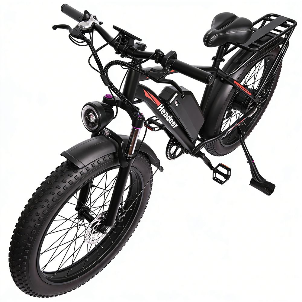 E-Bike von oben. Schwarze Farbe, breite Reifen, Scheinwerfer, Sattel, Gepäckträger und Headeer-Logo.