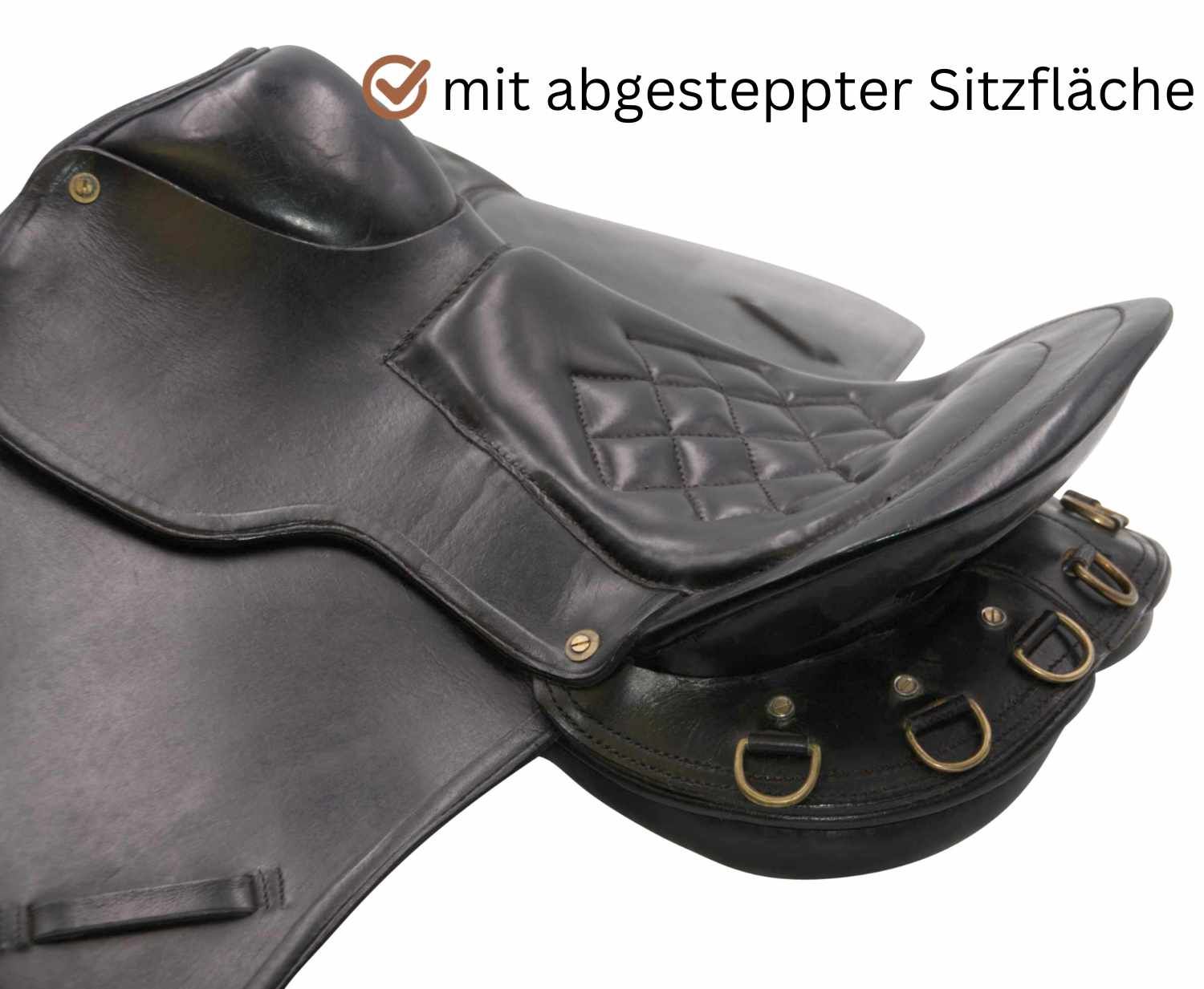 Schwarzer Leder-Wanderreitsattel mit gesteppter Sitzfläche. Detailansicht mit Ringen.