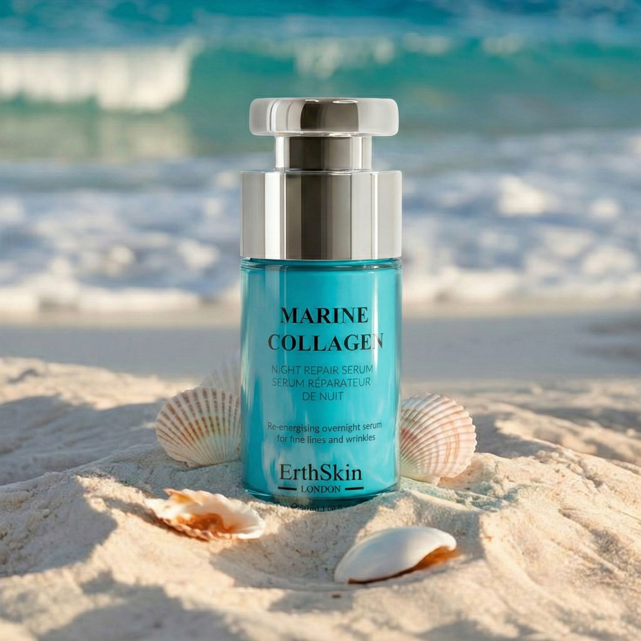 Marine Collagen Nacht Reparaturserum am Strand mit Muscheln.