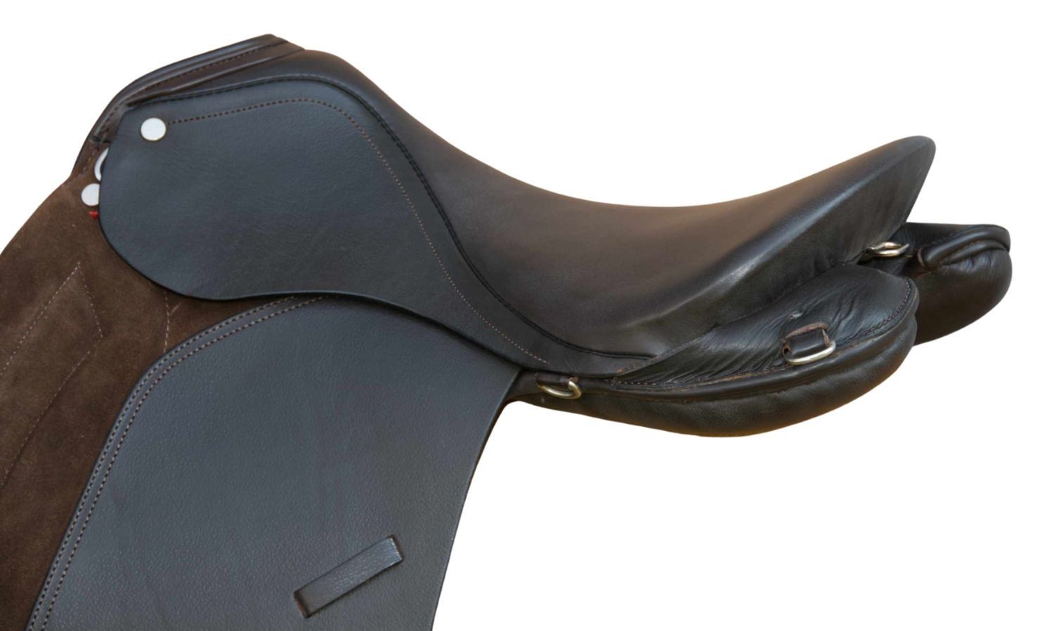 Schwarzer Sattel mit braunen Wildleder- und Lederteilen. Sichtbare Steigbügelhalterung und Ziernähte. Detailansicht.