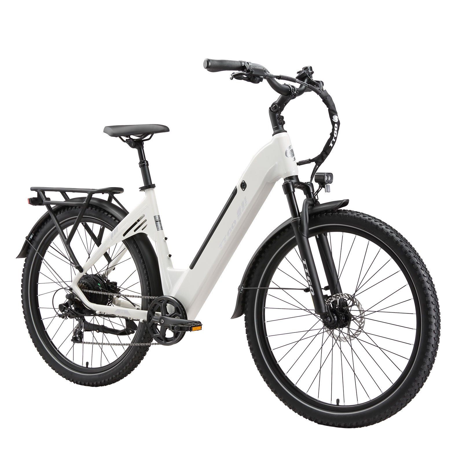 Weißes E-Bike mit schwarzen Reifen und Details. Gepäckträger, Schutzbleche und Scheinwerfer sind sichtbar.