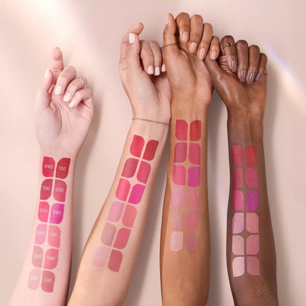 Arme mit Lippenstift-Swatches in verschiedenen Rosatönen. Farbnummern sichtbar.