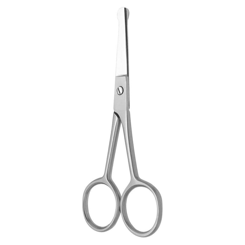 Gerade Nasen- und Ohrhaarschere aus Metall. Mit abgerundeter Spitze und zwei Griffringen. Detailaufnahme auf weißem Hintergrund.