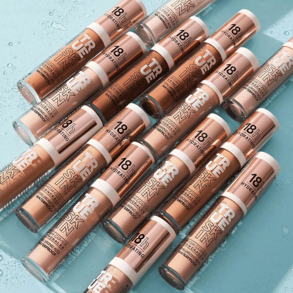 Mehrere Catrice True Skin Concealer-Fläschchen. Text: True Skin, 18h Hydrating, Waterproof.
