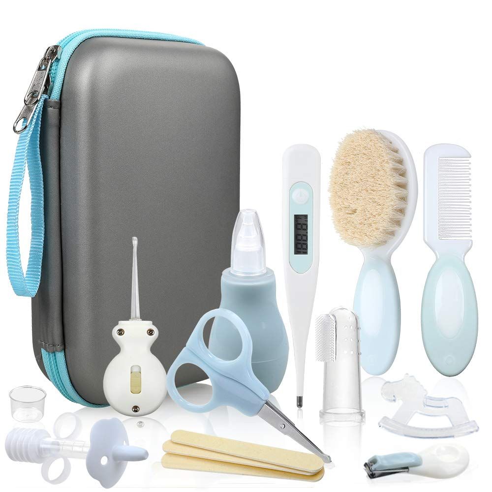 Graue Tragetasche mit Reißverschluss, gefüllt mit Baby-Pflegeutensilien: Thermometer, Bürste, Kamm, Nasensauger, Schere, etc.