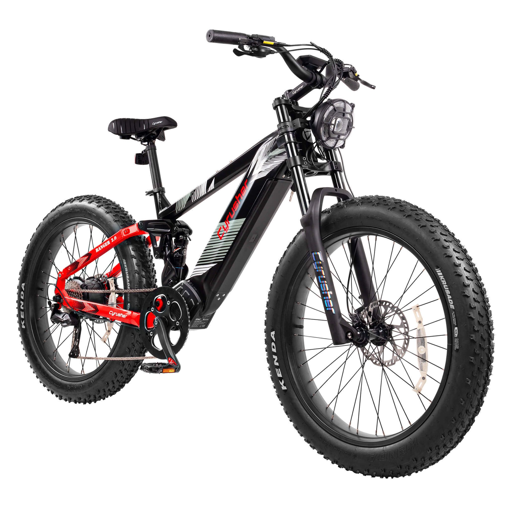 Schwarzes E-Mountainbike mit roten Akzenten. Große Reifen, Frontscheinwerfer, Federung. Marke CYRUSHER.