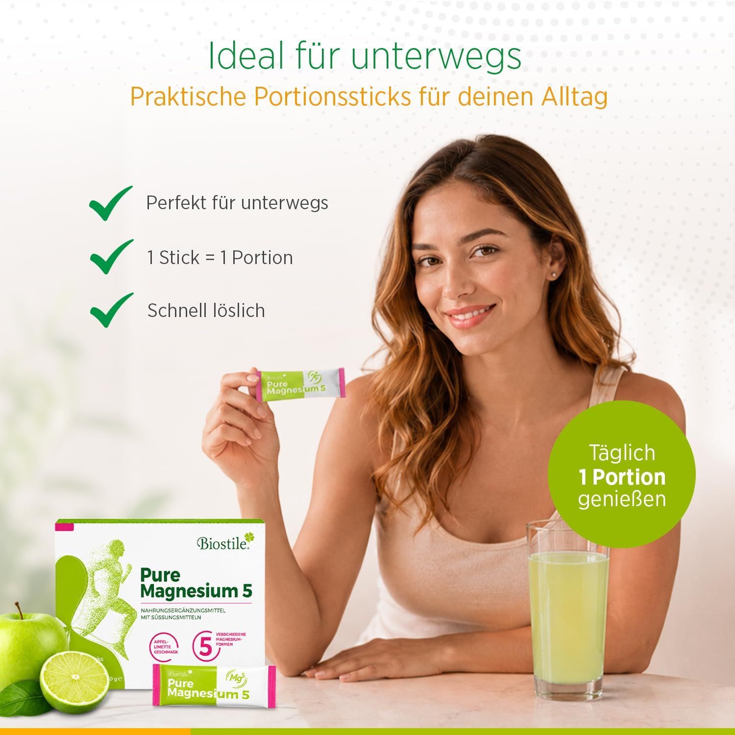 Frau hält Biostile Pure Magnesium 5 Stick, ideal für unterwegs. Box und Glas mit Getränk im Vordergrund.