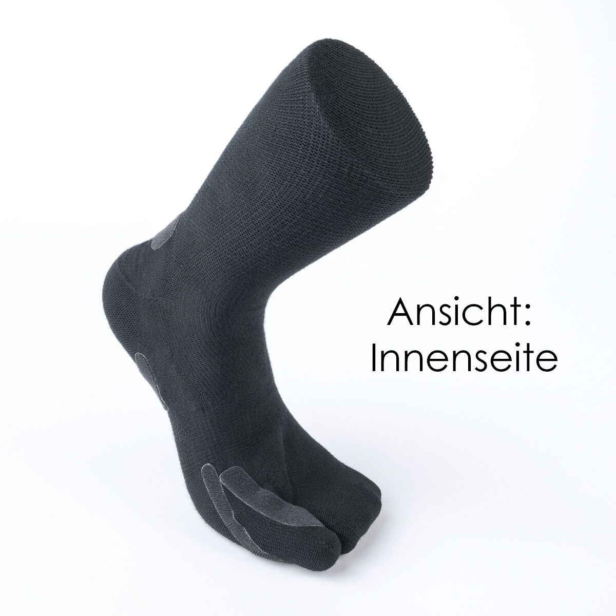Schwarze Socke mit geteiltem Zehenbereich und transparenten Verstärkungen. Ansicht: Innenseite. Weißer Hintergrund.