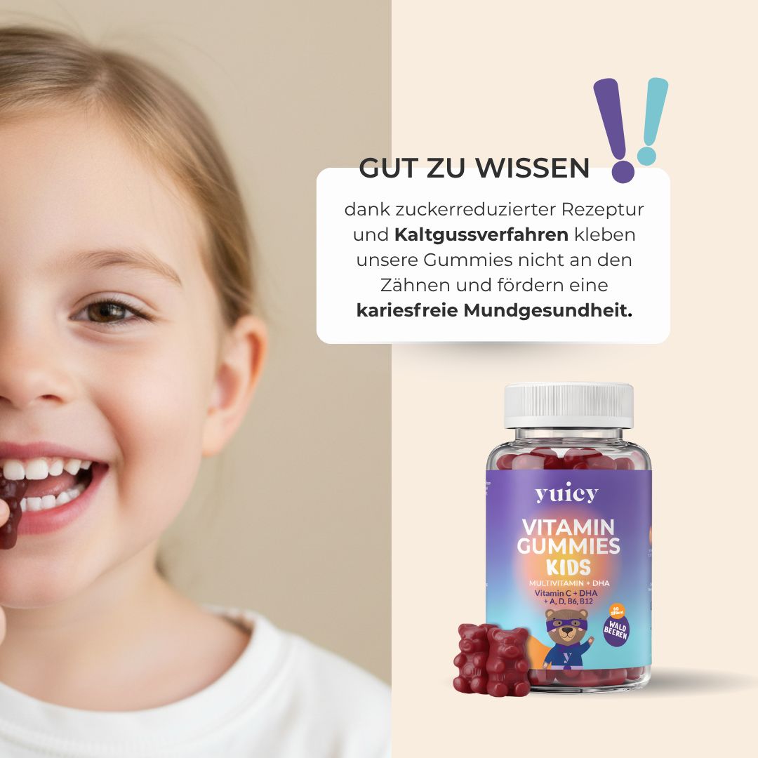 Kind lächelt und hält ein rotes Gummibärchen. Im Hintergrund eine Flasche Vitamin-Gummibärchen. Aufschrift: Vitamin Gummies Kids.