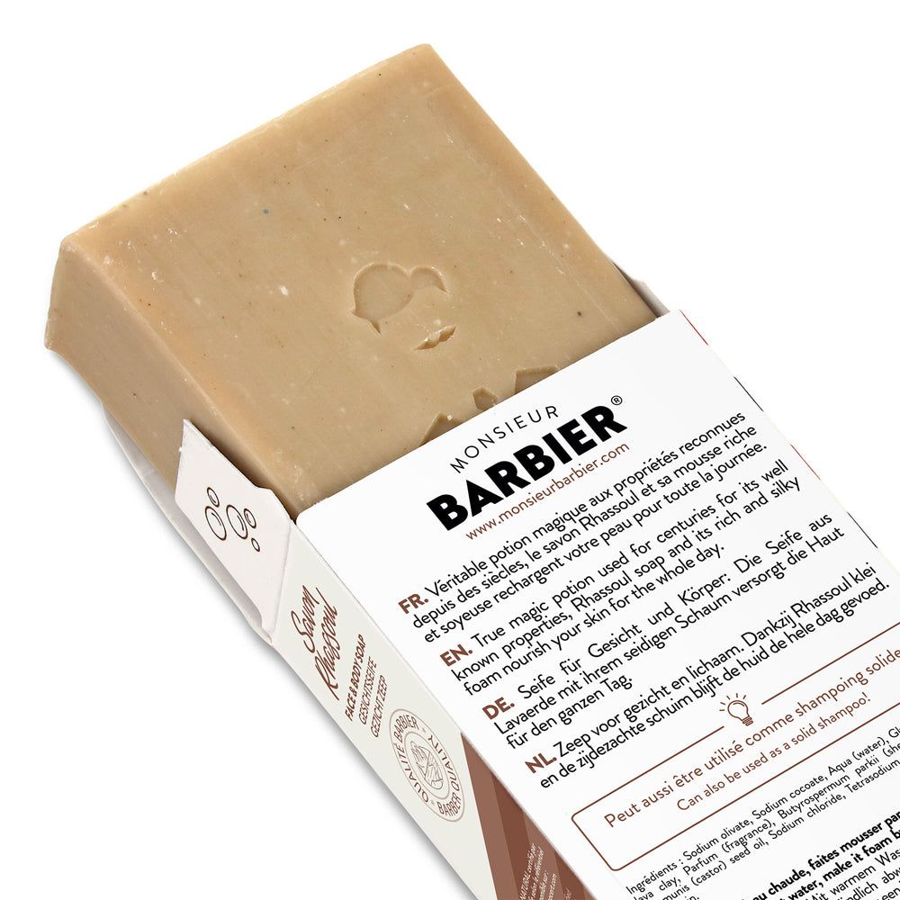 Seife in geöffneter Verpackung. Auf der Verpackung steht "MONSIEUR BARBIER".