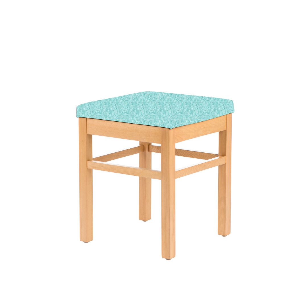 Sitzhocker mit hellblauem Stoffbezug. Holzrahmen. Quadratische Sitzfläche.