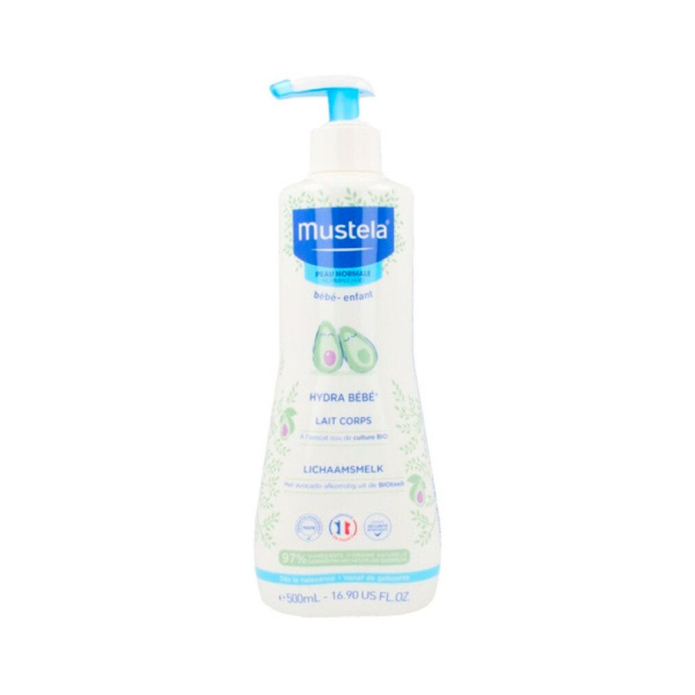 Weiße Flasche mit blauem Pumpkopf. Aufschrift: Mustela, Hydra Bébé Lait Corps. Abbildung von Avocados. Text in mehreren Sprachen.