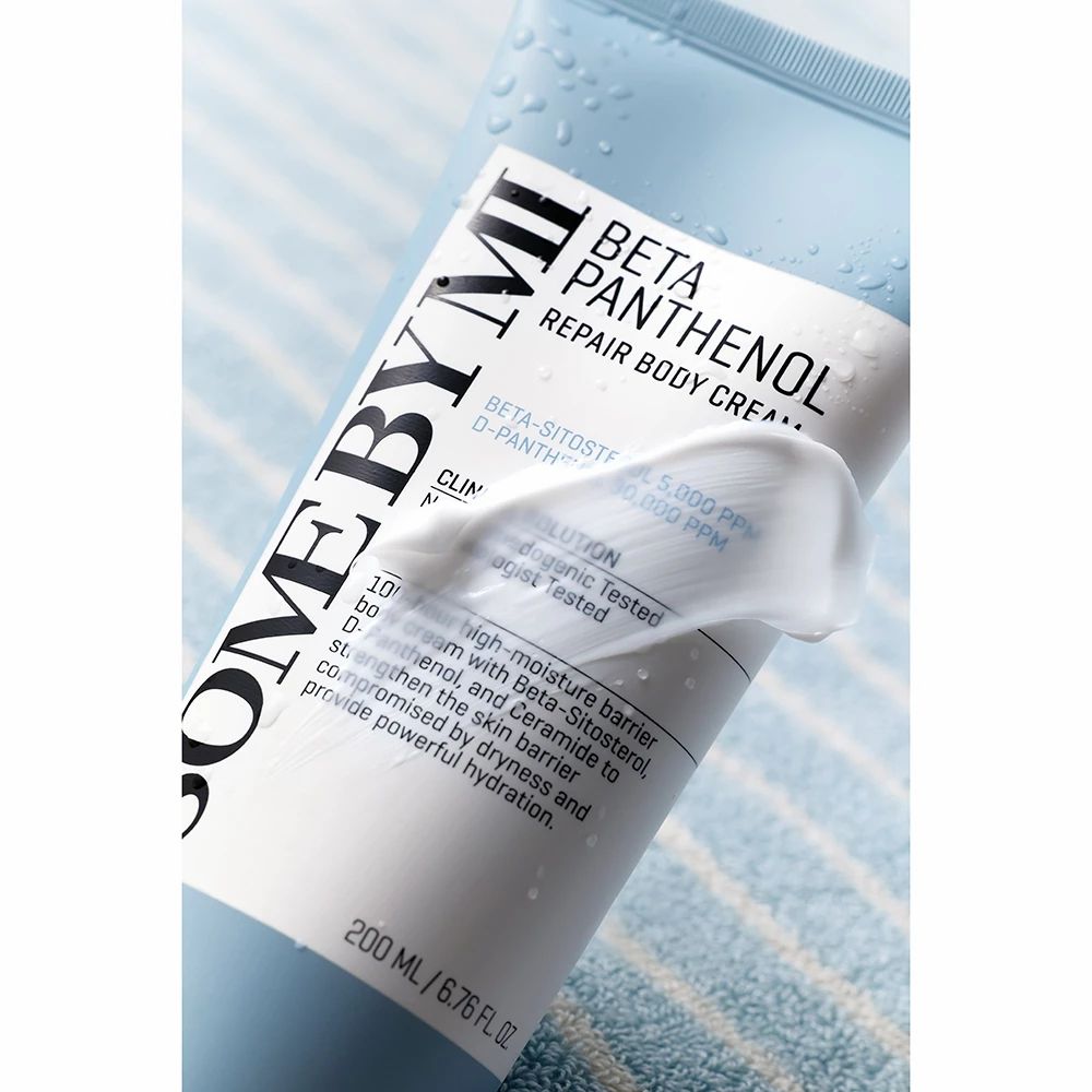 Nahaufnahme der Tube. Blaue Tube mit weißem Text. Creme auf der Tube. Produktname und Text.