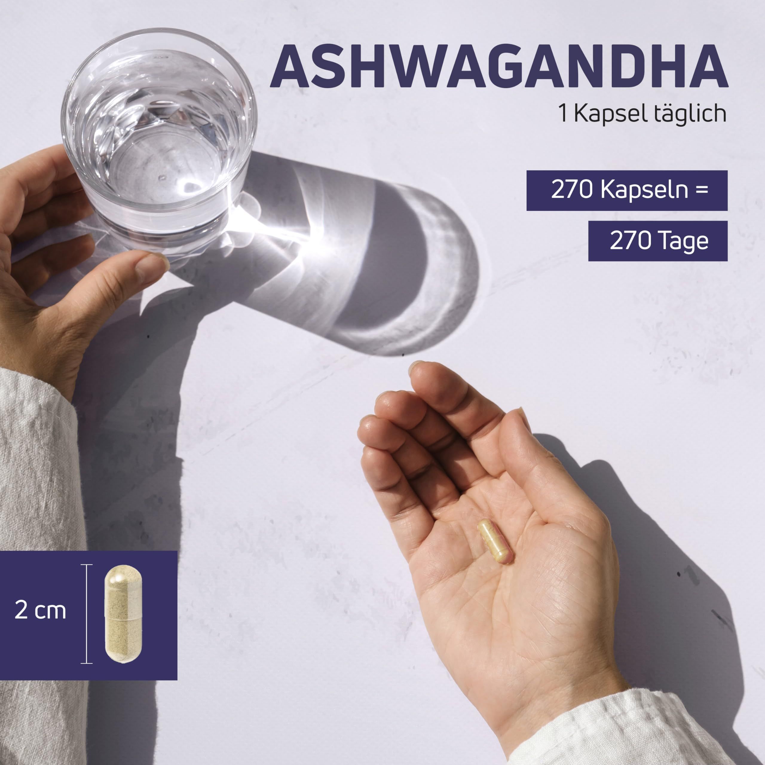 Kapsel und Glas Wasser. Aufschrift: ASHWAGANDHA. 270 Kapseln = 270 Tage. Kapsel ist 2 cm lang.