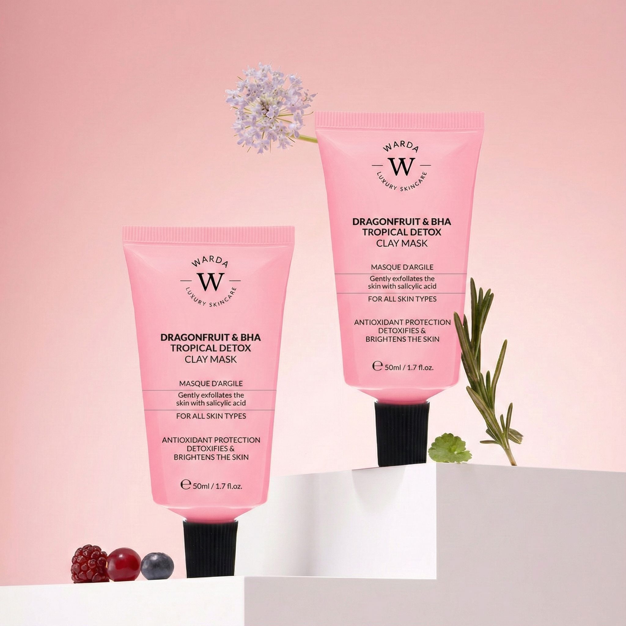 Zwei rosa Tuben mit schwarzem Verschluss. Text: Dragonfruit & BHA Tropical Detox Clay Mask. Marke Warda Skincare. 50ml.