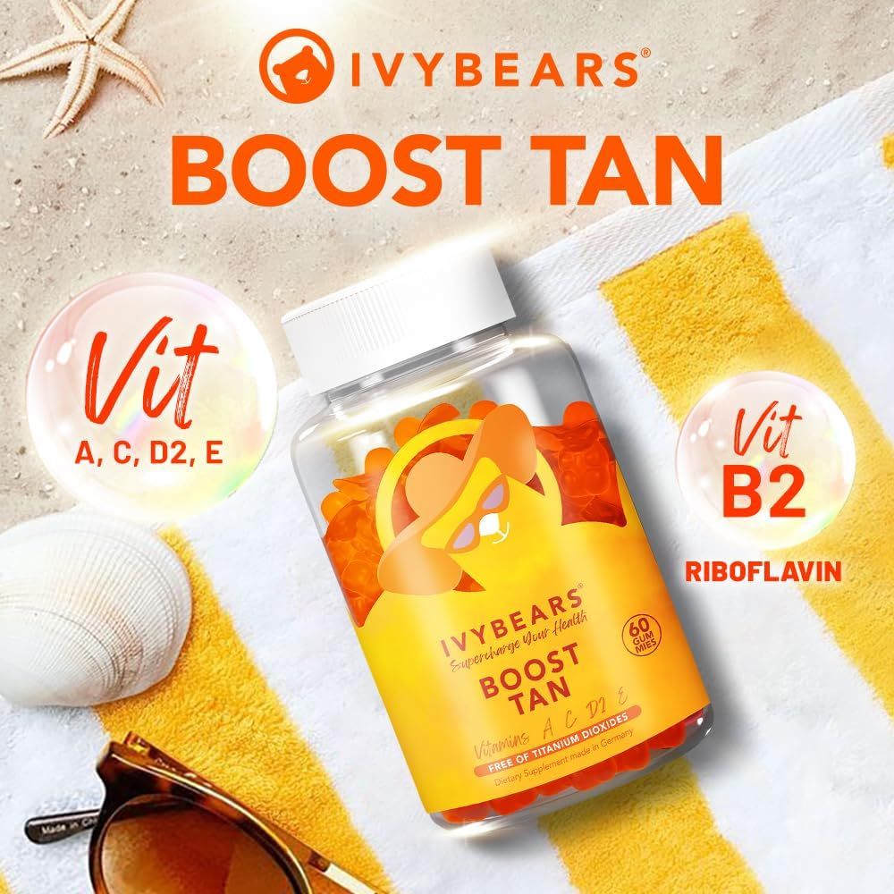 Glas mit IvyBears Boost Tan. Text: Vitamine A, C, D, E und B2. Auf Strandtuch.