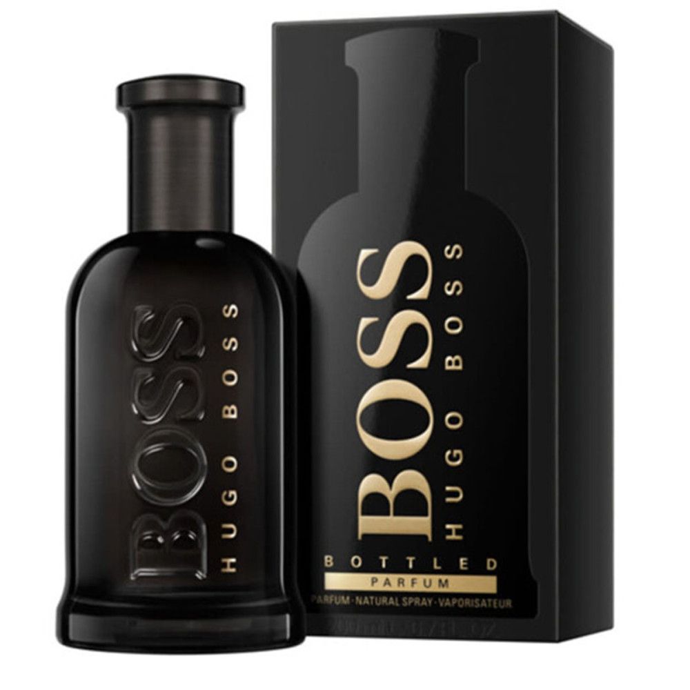 Schwarzer Flakon und Verpackung von Boss Bottled Parfum. Goldfarbener Schriftzug. Flakon mit Sprühkopf.