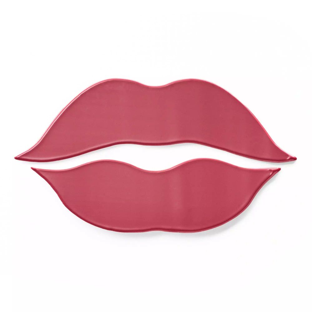 Zwei Lippen-Applikatoren in Rosa, auf weißem Hintergrund. Form einer Lippe.