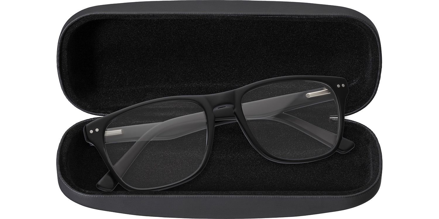 Geöffnete, schwarze Hartschalenetui mit Brille. Brille mit schwarzem Rahmen.