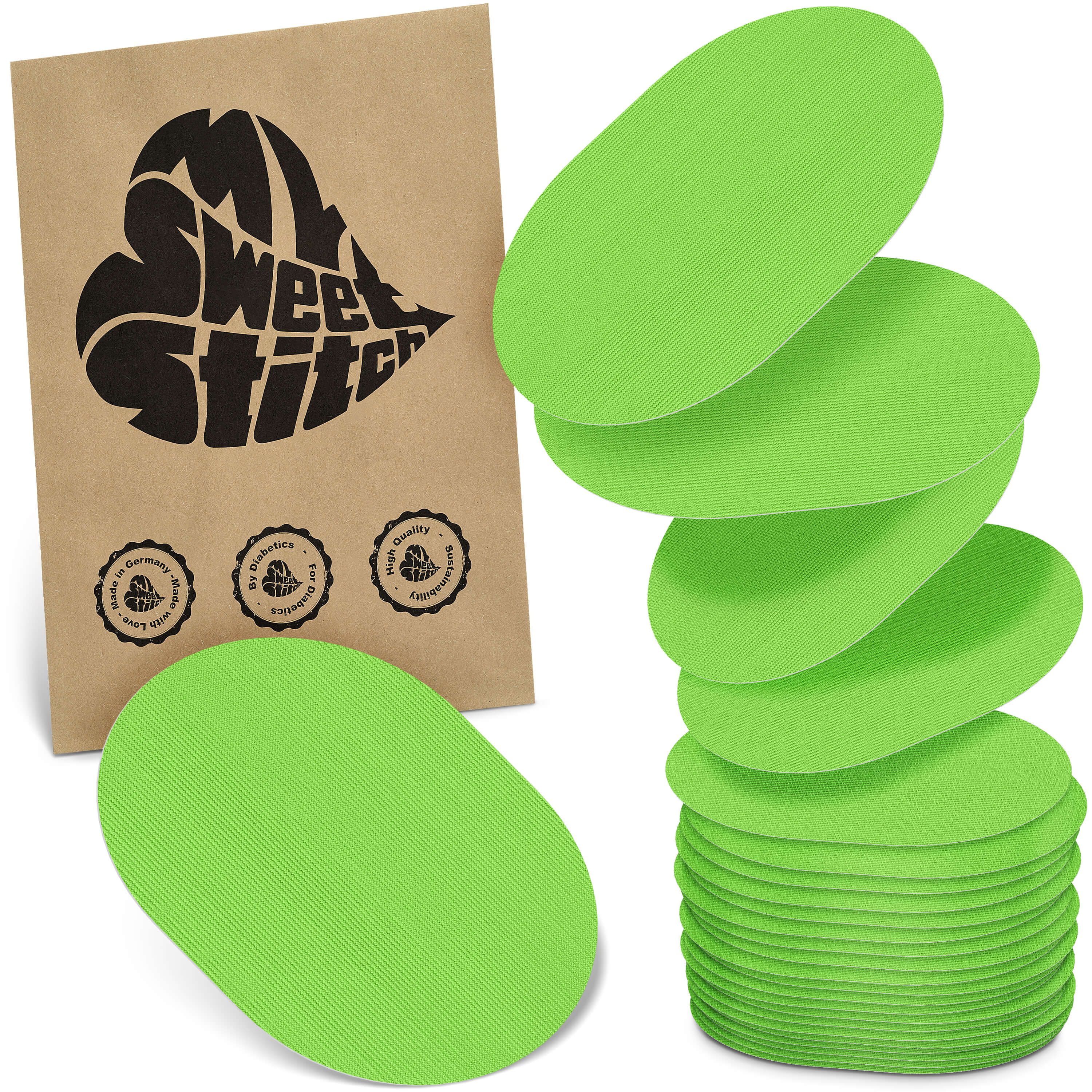 Grüne, ovale Pflaster. Neben einer Papiertüte mit Logo und Siegeln. Aufschrift: My Sweet Stitch.