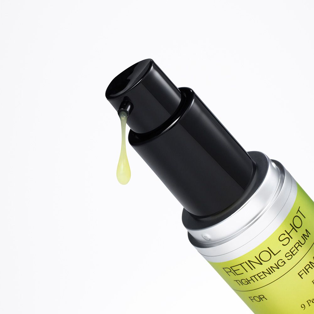 Celimax Retinol Serum Spender mit einem Tropfen Serum.
