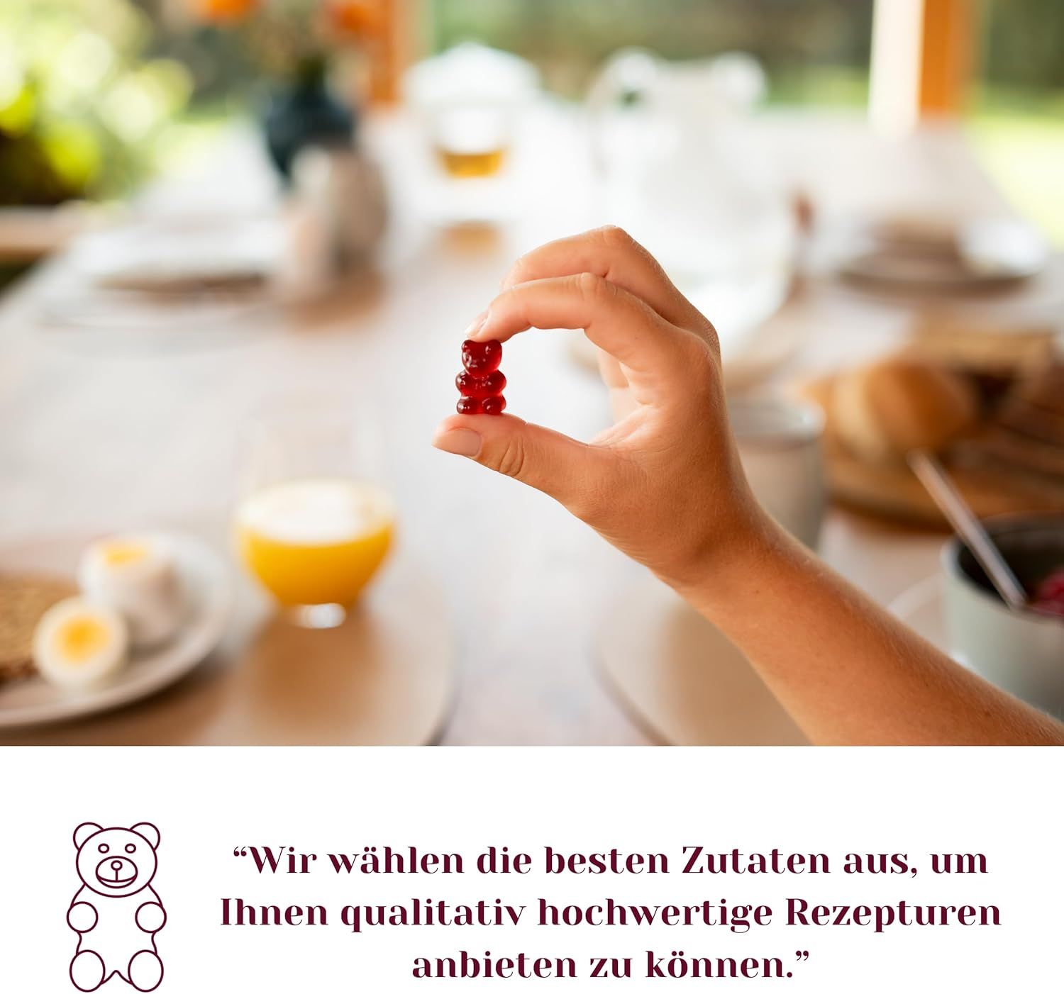 Hand hält rotes Gummibärchen. Text: Wir wählen die besten Zutaten aus, um Ihnen qualitativ hochwertige Rezepturen anbieten zu können.