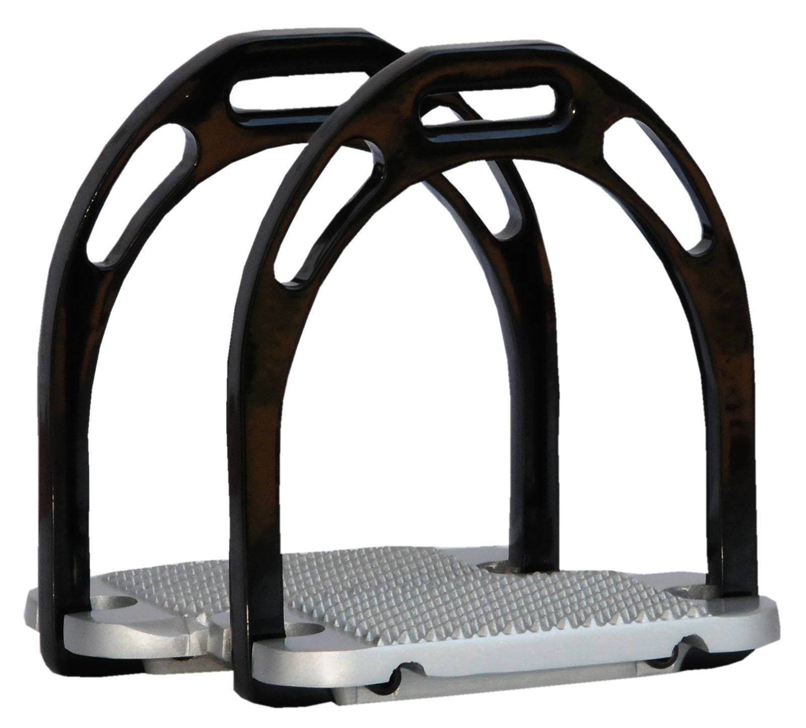 Zwei schwarze Steigbügel aus Aluminium. Die Trittfläche ist silberfarben und mit Noppen versehen.