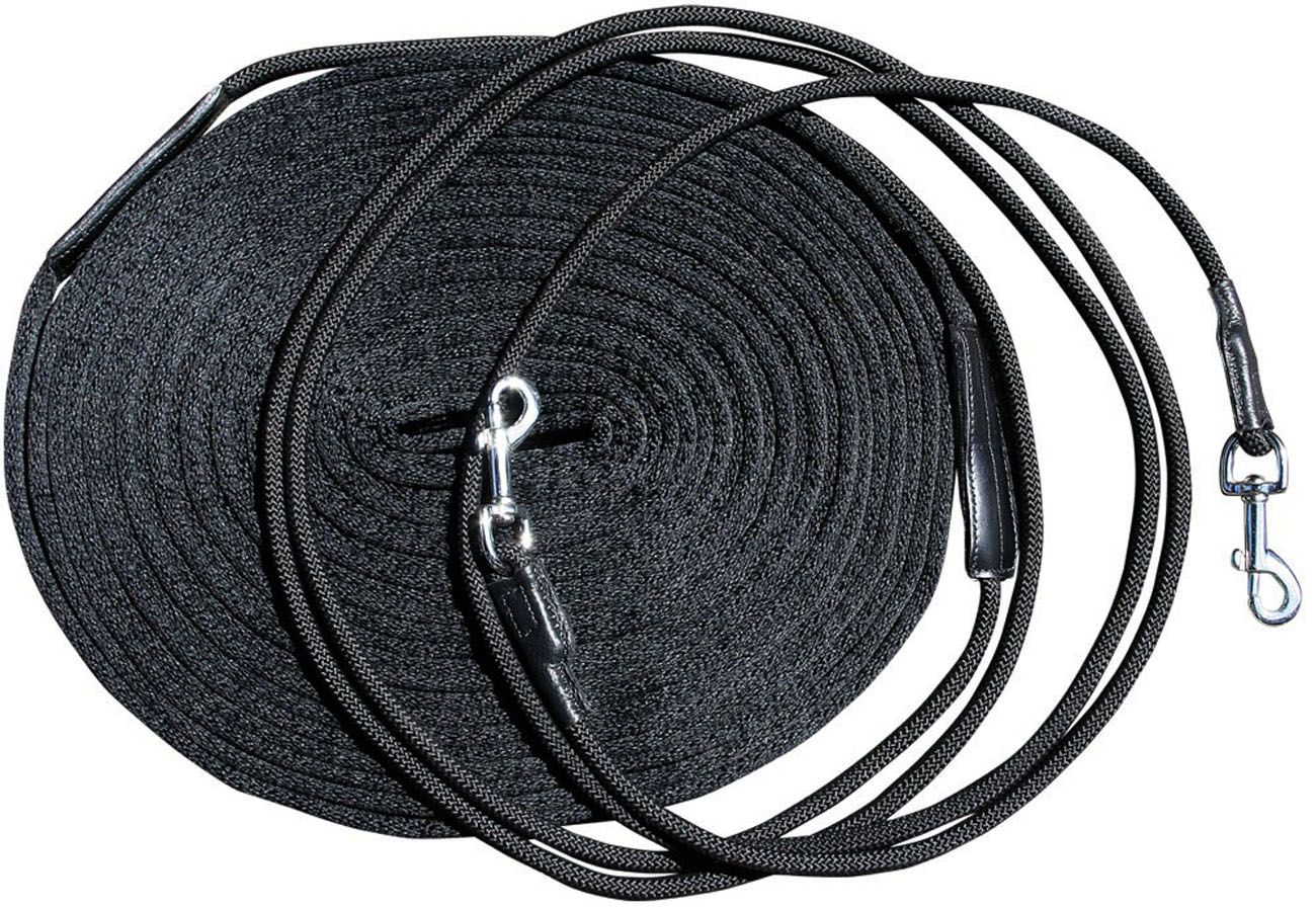 Schwarze Doppellonge, aufgerollt. An beiden Enden Karabinerhaken. Das Seil ist aus geflochtenem Material.