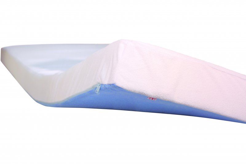 Matratze mit blauem Bezug. Schnittansicht, zeigt weißen Schaumstoff und blauen Stoff.