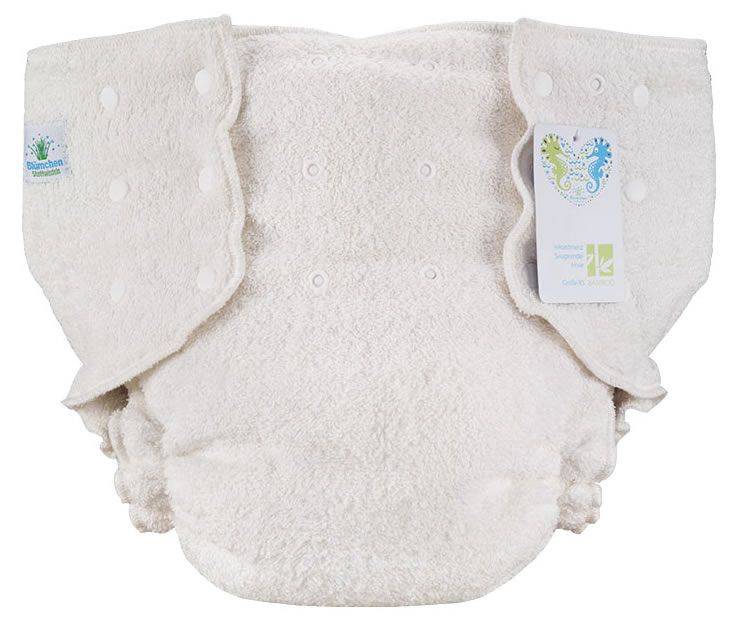 Weiße Inkontinenzwindel aus Bambusfrottee. Mit Druckknöpfen und Etikett. Auf dem Etikett ist ein Logo mit zwei Seepferdchen zu sehen.